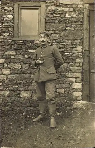 Foto Ak Rembercourt Lothringen Meurthe et Moselle, Deutscher Soldat in Uniform, Zigarette, I. WK