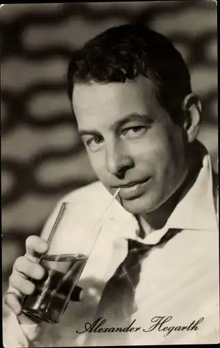 Ak Schauspieler Alexander Hegarth, Meine Frau macht Musik, Getränk
