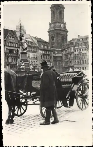 Foto Ak Dresden Altstadt, Kutscher an seiner Kutsche, Kirchturm, Brunnen