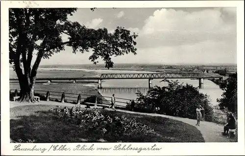 Ak Lauenburg in Schleswig Holstein, Blick vom Schlossgarten auf Brücke