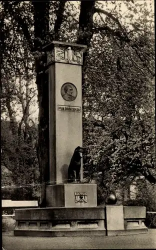 Ak Güstrow in Mecklenburg, John Brinckmann Brunnen