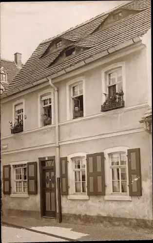 Foto Ak Nürnberg, Wohnhaus, Anwohner an den Fenstern