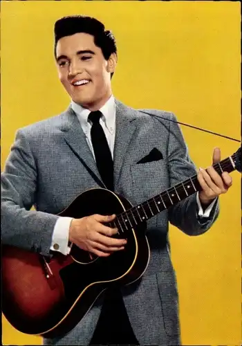 Ak Sänger und Schauspieler Elvis Presley, Portrait mit Gitarre