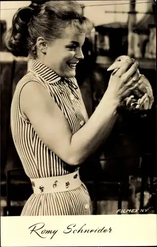 Ak Schauspielerin Romy Schneider im Film Monpti mit einer jungen Ente, Küken