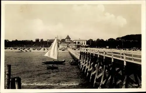 Ak Timmendorfer Strand in Ostholstein, Partie an der Landungsbrücke, Segelboot