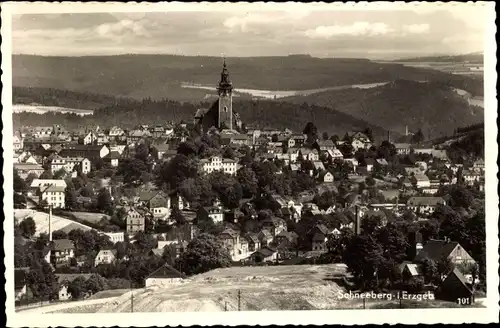 Ak Schneeberg im Erzgebirge, Totalansicht der Ortschaft mit Kirche, Wald