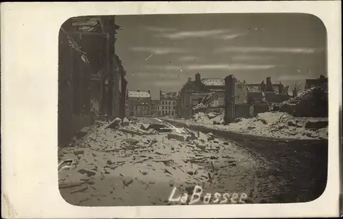 Foto Ak La Bassée Nord, Straßenpartie, Ruinen, Kriegszerstörung I. WK