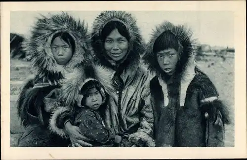 Ak Alaska USA, Le sourire chez les Esquimaux, Gruppenbild mit Eskimos
