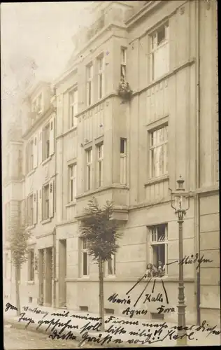 Foto Ak Duisburg im Ruhrgebiet, Dienstmädchen und Kinder am Fenster, Wohnhaus