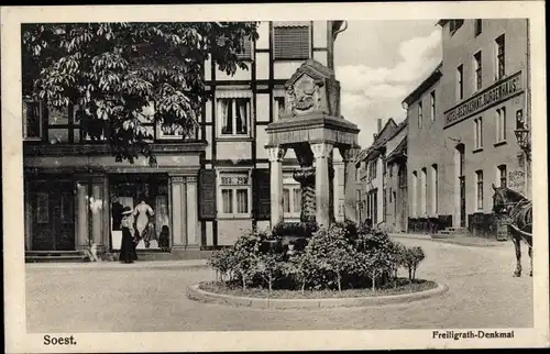 Ak Soest in Nordrhein Westfalen, Freiligrath Denkmal, Hotel Restaurant Bürgerhaus