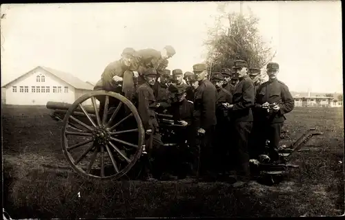 Foto Ak Deutsche Soldaten in Uniform, Feldhaubitze, 1. WK