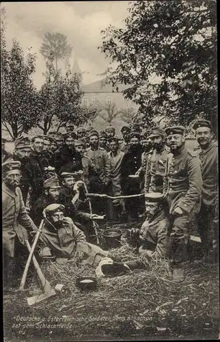 Ak Deutsche und österreichische Soldaten beim Abkochen auf dem Schlachtfelde, 1. WK