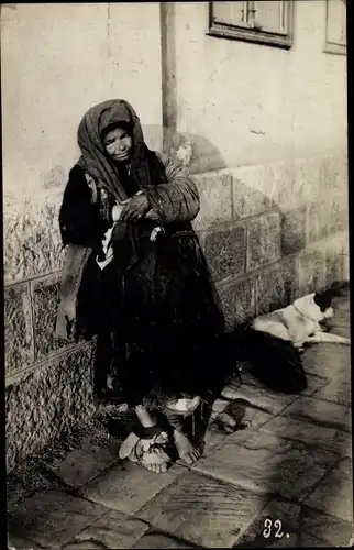 Foto Ak Balkan?, Alte Bettlerin, Hund, 1. WK