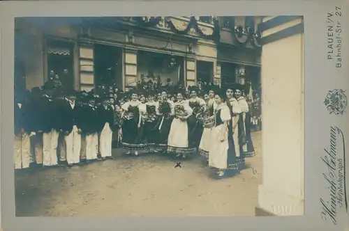 Foto Plauen im Vogtland, Friedrichstraße 6/7, Junge Frauen in Tracht