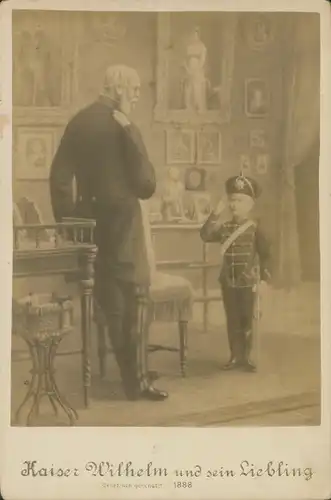 Foto Kaiser Wilhelm I. und sein Liebling, Wilhelm II in Husarenuniform, 1888