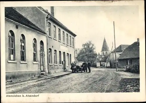 Ak Atensleben Athensleben Staßfurt, Straßenpartie im Ort, Kirche, Auto vor einem Gasthaus