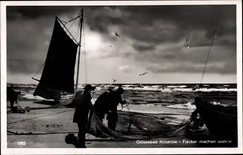 Ak Ostseebad Koserow auf Usedom, Fischer machen seeklar