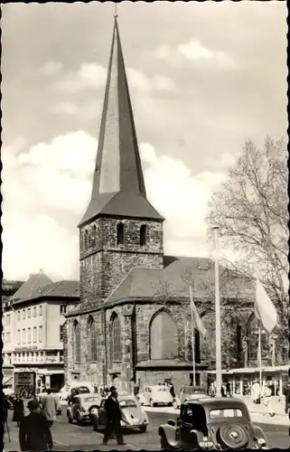 Ak Essen im Ruhrgebiet Nordrhein Westfalen, Straßenpartie mit Blick auf die Münsterkirche, Autos