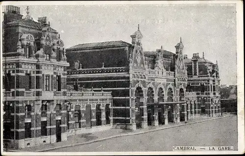 Ak Cambrai Nord, La Gare, Das Bahnhofsgebäude von der Straßenseite aus