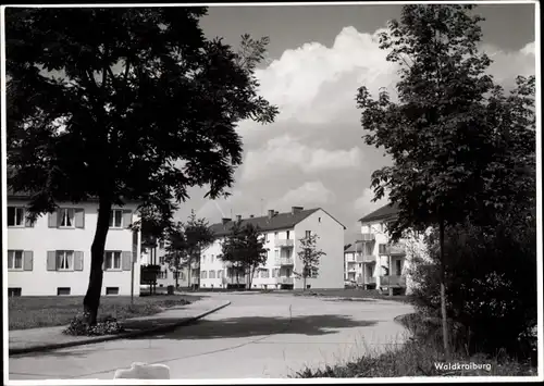 Foto Ak Waldkraiburg im Bayerischen Alpenvorland, Straßenpartie, Siedlung