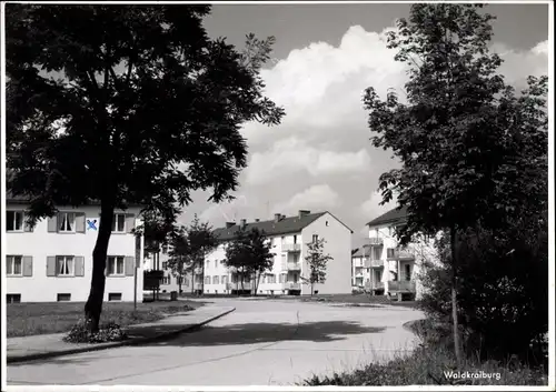 Foto Ak Waldkraiburg im Bayerischen Alpenvorland, Straßenpartie, Siedlung