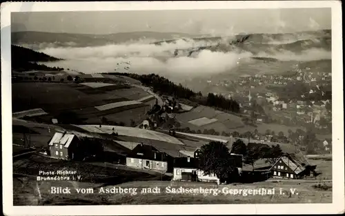 Foto Ak Sachsenberg Georgenthal Klingenthal im Vogtland, Blick vom Aschberg auf den Ort, Wolken