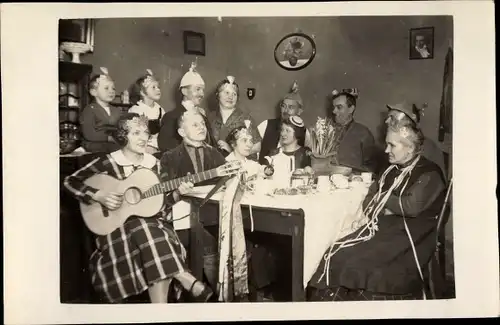 Foto Ak Karneval, Festgesellschaft mit Hüten, Gitarre