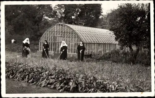 Ak Soeurs Franciscaine, Maison mere, Ban St. Martin, Gartenarbeit