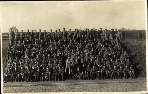 Foto Ak Deutsche Soldaten in Uniform, Gruppenbild des Regiments, München 1916