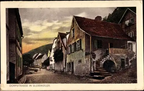 Ak Gleisweiler im Kreis Südliche Weinstraße, Blick in eine Dorfstraße, Stadtansicht