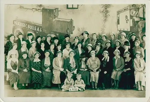 Foto Berlin, Mitarbeiterinnen der Meierei C. Bolle AG, Gruppenbild