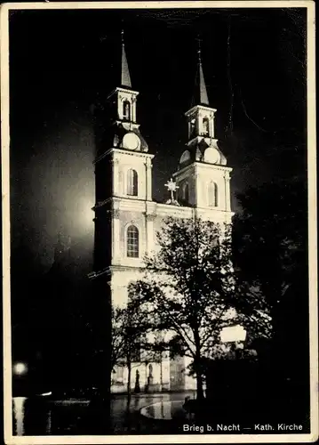 Ak Brzeg Brieg Schlesien, Kath. Kirche, Nachtbeleuchtung
