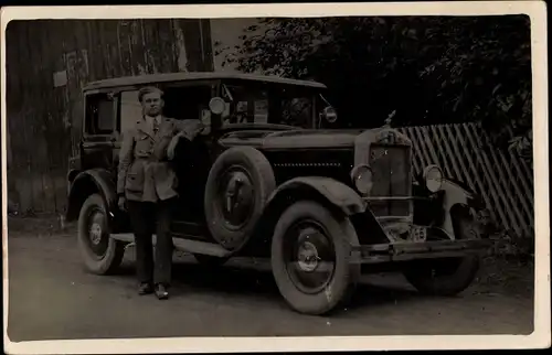 Foto Ak Mann neben einem Automobil