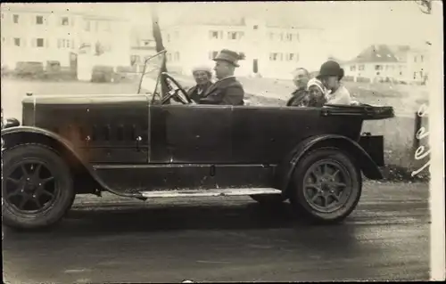 Foto Ak Familie im offenen Automobil