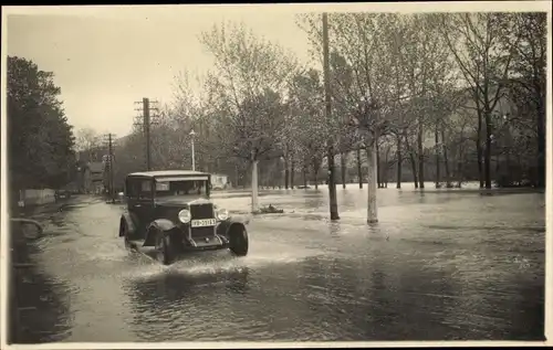 Foto Ak Automobil auf einer überschwemmten Straße, Mai 1915