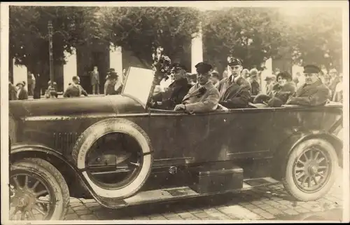 Foto Ak Männer im offenen Automobil