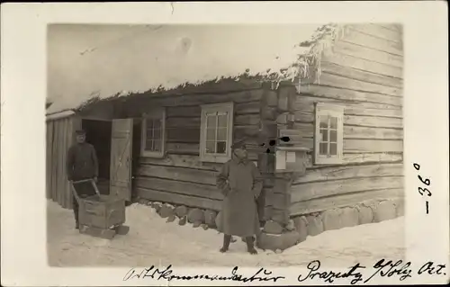 Foto Ak Deutsche Soldaten in Uniform, Ortskommandantur Prazesty ? bei Soly Weißrussland, Winter -36°