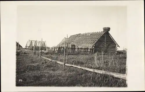 Foto Ak Russland, Eine abgedeckte Panjebude mit Storchnest, 1. WK