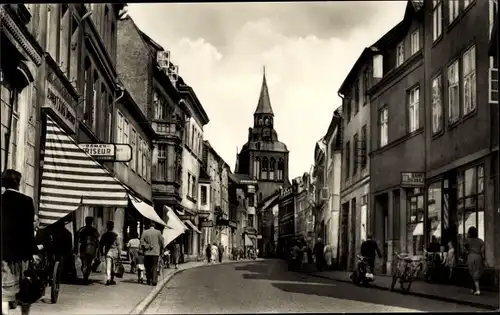 Ak Güstrow in Mecklenburg, Straße der Nationalen Einheit, Geschäfte