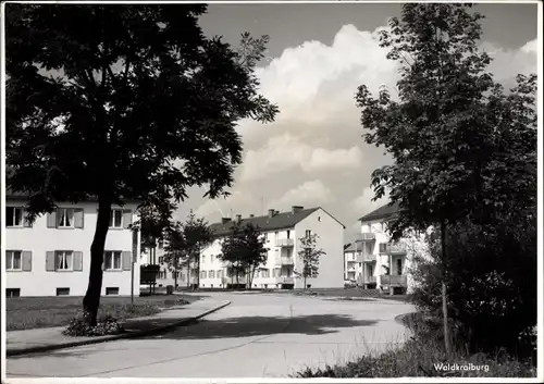 Foto Ak Waldkraiburg im Bayerischen Alpenvorland, Straßenpartie, Siedlung