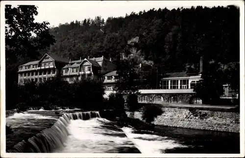 Foto Ak Bad Blankenburg in Thüringen, Gasthäuser am Wasser, Wehr, Am Goldberg