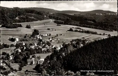 Ak Elkeringhausen Winterberg im Sauerland, Luftbild vom Ort mit Umgebung