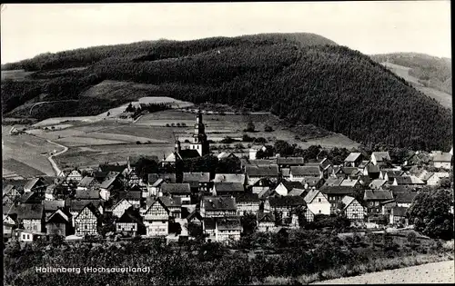 Ak Hallenberg im Sauerland, Teilansicht vom Ort mit St. Heribert Kirche, Fachwerkhäuser, Wald, Hügel