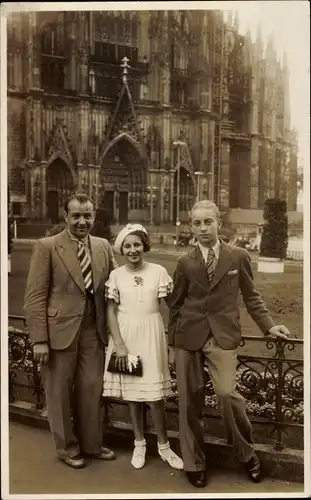 Foto Ak Köln am Rhein, Familie vor dem Dom