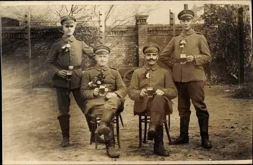 Foto Ak Deutsche Soldaten in Uniform, Biergläser, Blumenschmuck, Koblenz