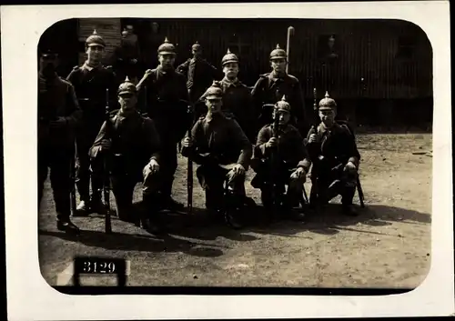 Foto Ak Deutsche Soldaten in Uniform, Pickelhauben, Gewehre