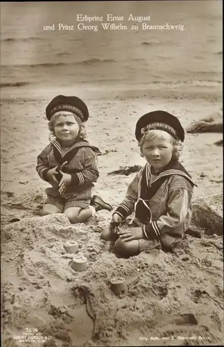 Ak Erbprinz Ernst August und Prinz Georg Wilhelm zu Braunschweig, Am Strand, Matrosenanzüge