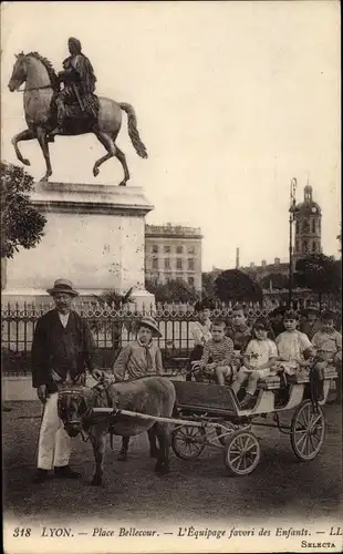 Ak Lyon Rhône, Place Bellecour, L'Equipage favori des Enfants