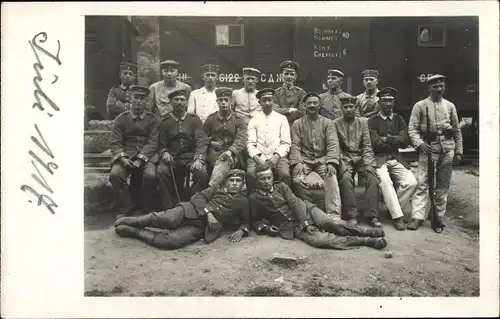 Foto Ak Deutsche Soldaten in Uniform vor einem russischen Eisenbahnwaggon, 1917