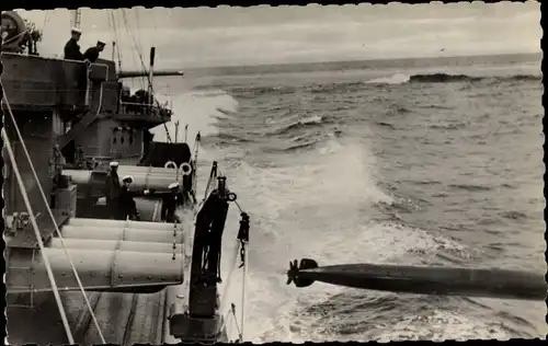 Ak Britisches Kriegsschiff, Abschuss eines Torpedos